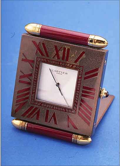CARTIER REISEWECKERCHEN IM ORIGINALETUI, SCHUTZHüLLE, AUFSTELLB., HIGH-TECH-QUARTZW., MASSIV MESSING, SCHWEIZ UM 1985, BRONZEFARB. LACKIERT, ...