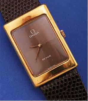 OMEGA HERRENARMBANDUHR DE VILLE, SCHWEIZ UM 1972, METALL RECT.-GEH., GG-AUFL. (20 MICRON),ALTERSBED. BER., EDELST.-BODEN GEDR., BEI FERTIGST. ...