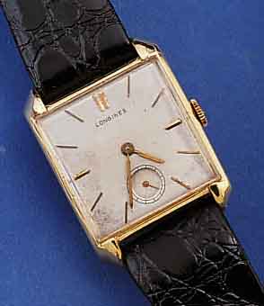LONGINES HERRENARMBANDUHR, SCHWEIZ/USA UM 1958, QUADRATISCHE, AUFWEND. FORM, BODEN GE- DR., KONKAVGL., BLATT IM AUßENBER. L. FL., KL. SEK. VERT., ...