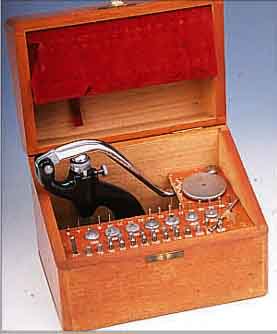 UHRMACHERWERKZEUG: STEIN U. MESSINGFUTTER- EINPREßMASCHINE, LA FAVOURITE, SCHWEIZ UM 1950, VERWENDB. FüR TASCHEN- U. ARMBANDUHREN, EINSäTZE ...