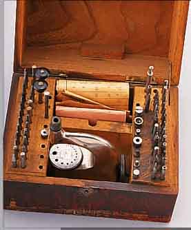 UHRMACHERWERKZEUG: TRIEBNIETMASCHINE BOLEY, NUTZSP., UM 1950, PUNZEN MEIST VERWENDB., AUS WERKSTATTAUFL.