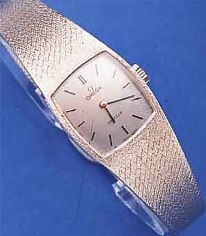 OMEGA DAMENGOLDBANDUHR, SCHWEIZ UM 1970, WG 750/000, BOMB. MINERALGL., BODEN GEDR., SERIE DE VILLE, BLATT ZUM RAND ZU L. FL., FORMANKERW., ...