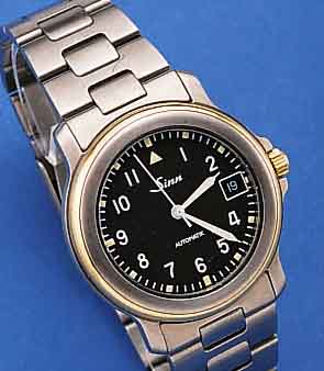 SINN HERRENARMBANDUHR AUTOMATIK, SCHWEIZ UM 1988, TITAN, TITANBAND M. SICHERHEITSFALTSCHL.BEIDS. SAPHIRVERGL., KRONE U. AUßENLüNETTE IN GG, BEI ...