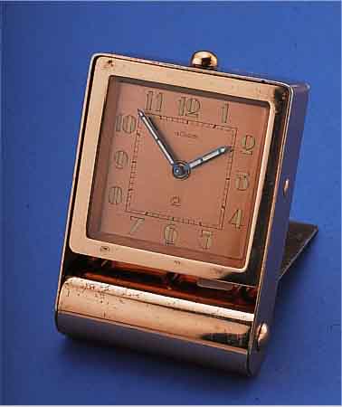 LE COULTRE REISEWECKER, METALL, AUFSTELLB., VERG., KUPFERFARB. BLATT, 2-TAGEWERK, SCHWEIZ UM 1940, AUFZUG U. ZEIGERST. RüCKS., MAßE GE- SCHL. CA. ...