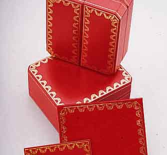 KONVOLUT: 2 CARTIER ORIG.-ETUIS, ROTES LEDER, Z.T. GOLDGEPR., 1 X MIT UMKARTON UND 2 HüLLEN FüR PAPIERE, MIN. GEBRAUCHSSPUREN