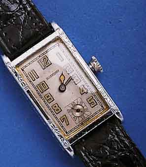 OLLENDOROLLENDORF HERRENARMBANDUHR, SCHWEIZ/USA UM 1930, METALLGEH. VERN., RECT.-FORM, LÜNETTE U. SEITL. SCHMUCKGEPR., AUßER LEDERB. ORIG.- ...