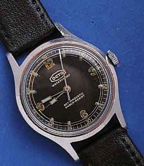 OCTO ARMBANDUHR MILITÄRDESIGN, SCHWEIZ UM 1940, EDELST., BODEN GESCHR., ZIVIL GENUTZT, GESCHL. INNENSCHALE, ORIG.-BLATT U. -ZEIGER L. FARBL. ...