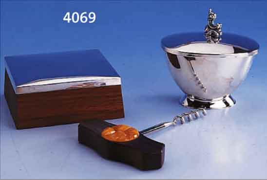 DOSE UND KORKENZIEHER, DEUTSCH, CA. 30-50ERJAHRE, DOSE AUS NUßHOLZ, NACH UNTEN LEICHT AUSGESTELLT, 925ER SILBERDECKEL LEICHT GEWöLBT, ...