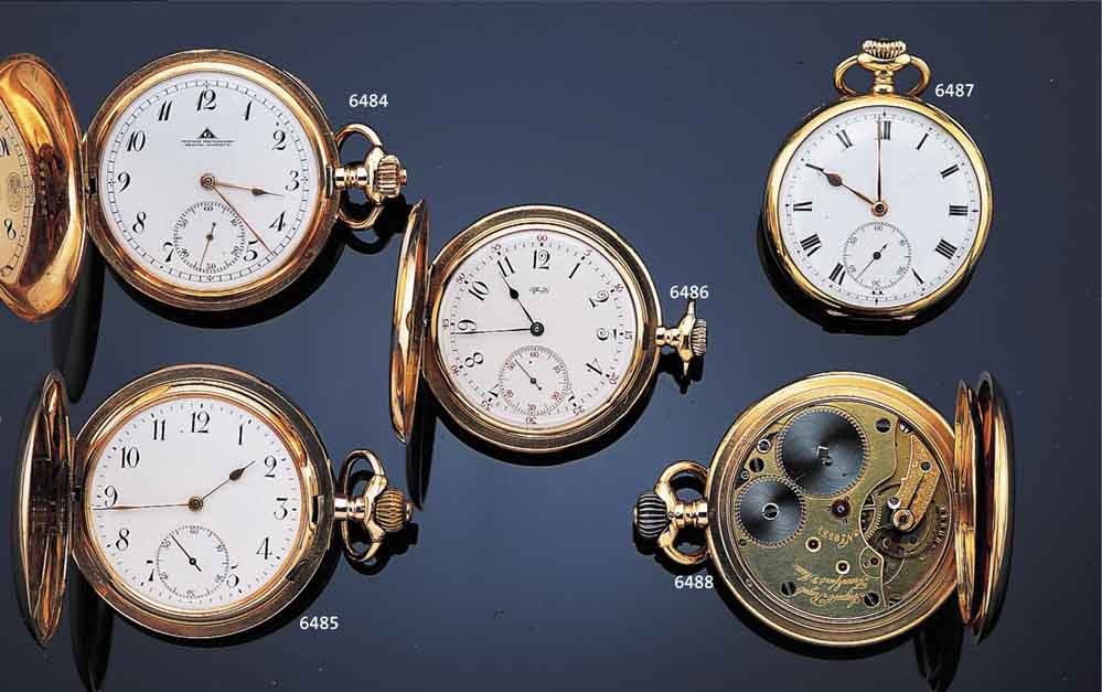 OMEGA HERRENTASCHENUHR OFFEN, SCHWEIZ/ENG- LAND UM 1920, GG 750/000, EMAILBL. NICHT SIGN.GOLDCUV., AUF BODEN AUßEN VERSCHL. SCHMUCK- MONOGR. ...