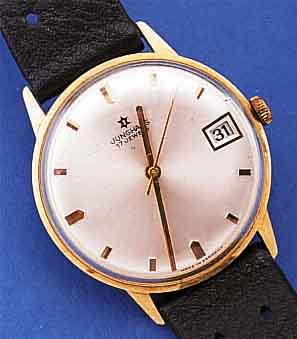 JUNGHANS HERRENARMBANDUHR, DEUTSCHLAND UM 1970, GG 585/000, BODEN GEDR., ZENTRALSEK., DATUM, AUF BODEN JUBILäUMSGRAV. (RUHRKOHLE AG 25 ...