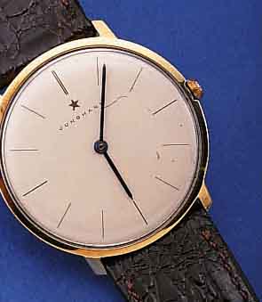 JUNGHANS HERRENARMBANDUHR DESIGNERMODELL, UM 1970, GG 585/000, GEH-NR. 4615, BODEN GEDR.ORIG.-BLATT L. FL., KRONE ABGENUTZT, WERK VERG., KAL. ...