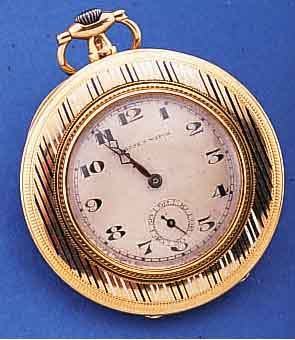 TAVANNES/CYMA HERRENTASCHENUHR OFFEN, SCHWEIZ UM 1927, GG 750/000, BODEN U. LüNETTE IM STREIFENDEKOR, BLAU U. WEIß EMAILL., VERS. BLATT FL., ...