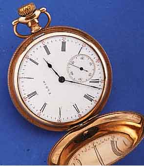KONVOLUT: 2 AMERIKANISCHE SAVONETTEHERREN- TASCHENUHREN MIT ROSE-GOLDAUFLAGE, 1X WALT_ HAM, D. CA. 47 MM, EMAILBL. RISSIG, 7 ST., ...