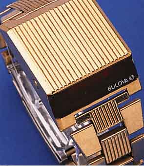 BULOVA QUARTZ HERRENARMBANDUHR IN PULTFORM MODELLSERIE COMPUTRON, METALL M. GG-AUFL., INCL. BAND, ROTVERGL. LED-ANZ., NUTZSP., BEI SCHäTZUNG ...