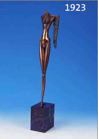 PAUL PAUL WUNDERLICH, KLEINPLASTIK AUS BRONZE, NIKE, Z. T. PATINIERT, AUF MARMORSOCKEL MONTIERT, NUM. 412/1000, GEGOSSEN BEI VENTURI, HÖHE CA. ...