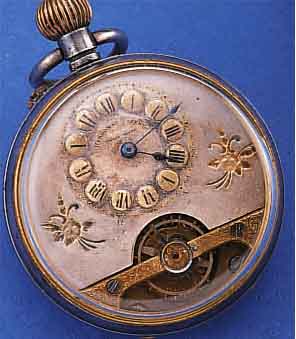HEBDOMAS HERRENTASCHENUHR MIT 8-TAGEWERK, EISEN BER., ZIFFERBL. FL., GR. FEDERH., AUßEN-VERZ. DIENT ALS GESPERR, D. CA. 47 MM, UM 1920, EZ 2-3