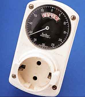 HANHART SCHALTUHR, DEUTSCHLAND UM 1960, SCHON M. SCHUKO-DOSE U. STECKER, MECHANISCHES WERK, RüCKS. AUFZIEHB., START-STOPP-SCHALTER UNTEN, ...