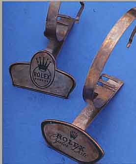 KONVOLUT: 2 ROLEX DEKORATIONSUHRENSTäNDER, UM 1980, METALL, DESIGNERSTEMPEL, ROLEX LOGO MIT GRüNEM HARTLACK VERSIEGELT, ALTERSBED. ...