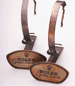 KONVOLUT: 2 ROLEX DEKORATIONSUHRENSTäNDER, UM 1980, METALL, DESIGNERSTEMPEL,ROLEX LOGO MIT GRüNEM HARTLACK VERSIEGELT, ALTERSBED. ...