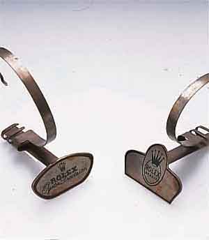 KONVKONVOLUT: 2 ROLEX DEKORATIONSUHRENSTÄNDER, UM 1980, METALL, DESIGNERSTEMPEL, ROLEX LOGO MIT GRÜNEM HARTLACK VERSIEGELT, ALTERSBED. ...