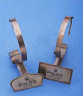 KONVKONVOLUT: 2 ROLEX DEKORATIONSUHRENSTÄNDER, UM 1980, METALL, DESIGNERSTEMPEL,ROLEX LOGO MIT GRÜNEM HARTLACK VERSIEGELT, ALTERSBED. ...