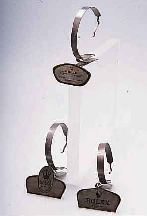 KONVOLUT: 3 ROLEX DEKORATIONSUHRENSTÄNDER, UM 1980, METALL, DESIGNERSTEMPEL, ROLEX LOGO MIT GRÜNEM HARTLACK VERSIEGELT, ALTERSBED. ...