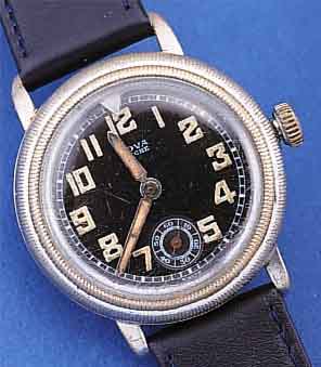 NOVA FLIEGERARMBANDUHR, SCHWEIZ UM 1935, MESSING VERCHR., GLASR. GESCHR., BODEN GEDR., LüNETTE M. INNENZEIGER DREHB. ZUR ZWEITZEIT, 15 ST., ...