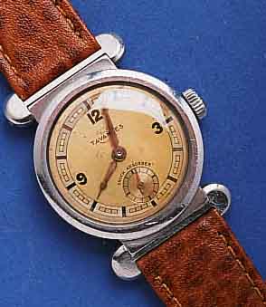 TAVANNETAVANNES HERRENARMBANDUHR, SCHWEIZ UM 1939, EDELST., STÜLPGEH., BEWEGL. BANDANST., INNEN- BODEN 4-FACH VERSCHR., AUßER LEDERB. U. EIN- ...
