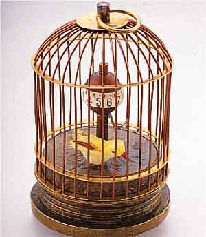 TISCHUHR IN FORM EINES VOGELKäFIGS, VOGEL BEWEGL., KUGELFöRM. ZEITANZ., IM BODEN BEF. STIFTENANKERW., AKTUELLE PROD., MESSING, TEILW. ...