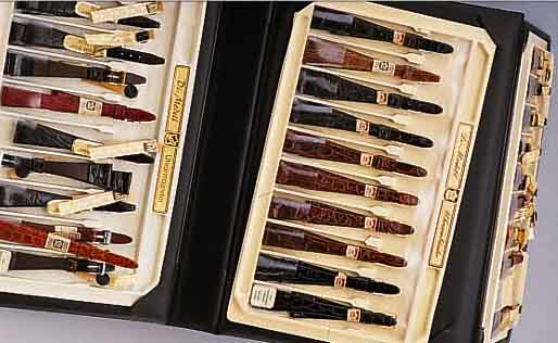 KONVOLUT: 30 KROKOARMBäNDER, STEGBREITEN VON CA. 10 MM BIS 19 MM, VERSCH. FARBEN U. DESIGNS, REICHHALTIGES KONVOLUT, IM PRäSENTA- TIONSETUI