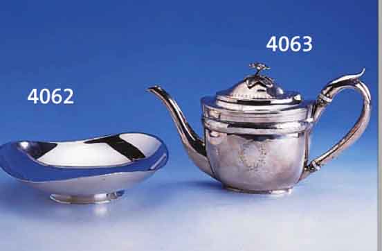 ANBIETSCHALE, DEUTSCH, WILKENS BREMEN, 835ER SILBER, ABGERUNDETE DREIECKFORM, STAND- RING, H CA. 5 CM, D CA. 21.5 CM, CA. 270 G, GEBR.-SPUREN