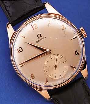 OMEGA HERRENARMBANDUHR, SCHWEIZ UM 1959, ROSE-G. 750/000, BODEN U. GLASR. GEDR., VERS. BLATT, ALTERSBED. L. FL., AUFGES. GOLD-STD.- ZEICHEN, ...