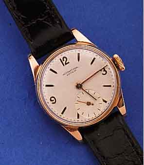 IWC DAMENARMBANDUHR, SCHWEIZ UM 1943, ROSE- G. 750/000, BODEN U. GLASR. GEDR., BLATT REST.KL. SEK., BRüCKENANKERW., 15 ST., HANDAUFZUG, BASISKAL. ...