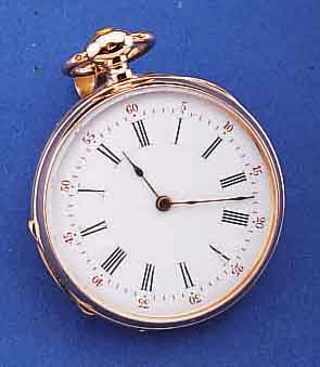 OFFENE TASCHENUHR, FRANKREICH UM 1880, D. CA. 33 MM, RG 750/000, BODEN SCHMUCKGRAV., SCHW. EMAILL. KRANZ, MONOGR.-SPIEGEL FREI, NUTZSP., ...