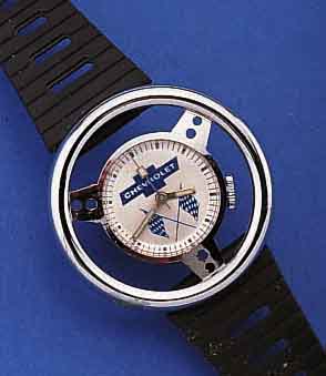 ARMBANDUHR IN FORM EINES RALLEY-LENKRADES, METALL VERCHR., EDELST.-BODEN GEDR., AUF BLATT SONDERAUFDR. CHEVROLET, SCHWEIZER ...