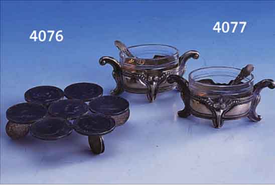 SALZSCHäLCHENPAAR, 800ER SILBER, UM 1900, MIT 2 LöFFELN, REINER JUGENDSTIL, ORIG. GLAS- EINSäTZE, ALTERSBED. GEBR.-SP., DEKORATIV, ZEITTYP.
