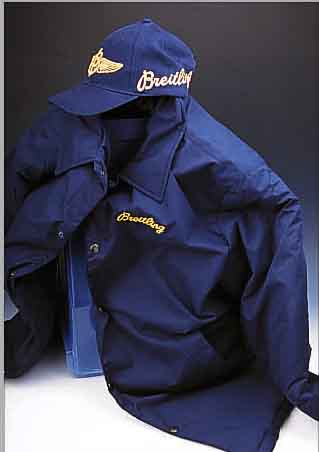KONVOLUT BESTEHEND AUS EINER BREITLING JACKE UND SCHIRMKAPPE, WATTIERTE JACKE IN BLAU, GR. XL, VORNE LINKS M. BREITLINGSCHRIFTZUG BESTICKT, ...