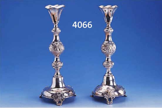 KERZENLEUCHTERPAAR, POLEN UM 1850, SILBER, WOHL JUDAIKA, MEISTERMARKE UNGEDEUTET, VERMUTLICH WARSCHAU, REICHER WEINLAUBDEKOR, GEFÜLLT, ...
