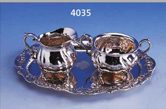 SAHNEGIEßER UND ZUCKERSCHALE AUF TABLETT, TABLETT 800ER SILBER, RAND MIT FLORALEM DEKOR, CA. 20.5 X 16.5 CM, SCHALE UND GIEßER ...