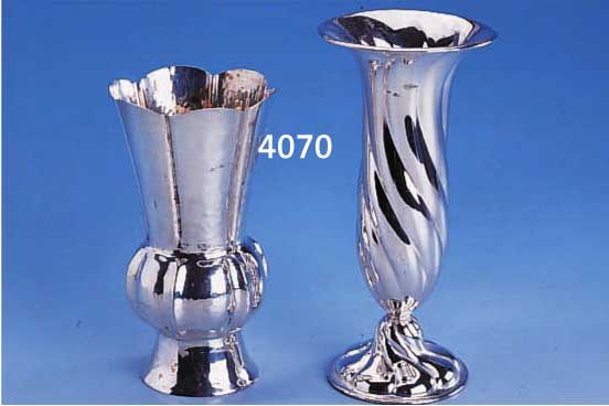 KONVOLUT 2 VASEN, 835ER UND 800ER SILBER, 1 X HAMMERSCHLAGVERZIERUNG, H CA. 14.5 CM, 1 X H CA. 18 CM, FUß GEFÜLLT, GEBR.-SP.