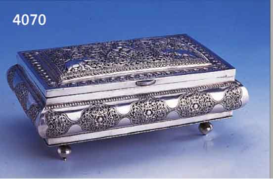 SCHATULLE, INDIEN, SILBER GEPRüFT, TYPISCHER DEKOR MIT ELEFANTEN, FLORALER DEKOR, 4 KUGELFüßE, MEISTERMARKE H.S. & CO., CA. 368 G ...