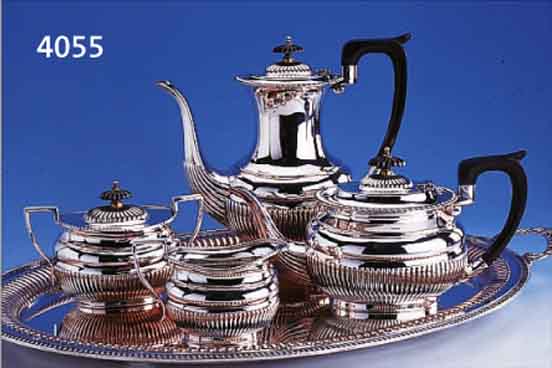 4-TEILIGES KAFFEE- BZW. TEESERVICE AUF TABLETT, ENGLAND, SHEFFIELD, METALL VER- SILBERT, BEST. AUS: 2 KANNEN, H CA. 22/16 CM, ZUCKERDOSE ...