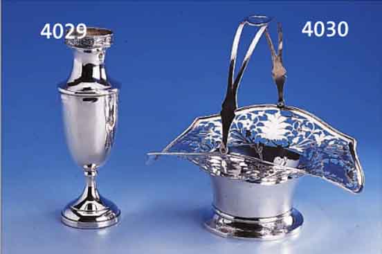 ANBIETSCHALE IN FORM EINES HENKELKORBES, WOHL AMERIKA, SILBER, RAND GEBOGT MIT ABSTR. FLORALER DURCHBRUCHARBEIT, GESäGT, HENKEL BEWEGLICH, ...