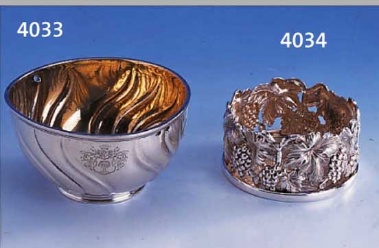 FLASCHENUNTERSETZER, 60ER JAHRE, SILBER, RESTE ALTER VERGOLDUNG, BEZ. TOPAZIO, DEKOR MIT WEINLAUB UND WEINTRAUBEN, H CA. 6 CM, D CA. 10 CM