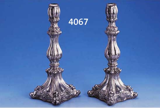KERZENLEUCHTERPAAR, WOHL ÖSTEREICH UM 1835/ 45, SILBER, TÜLLEN ERNEUERT, FUß GEFÜLLT, BESCH./REST., H CA. 27.5 CM