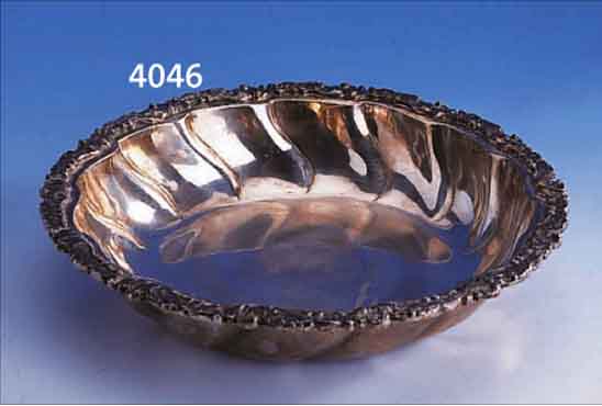 ANBIETSCHALE, RUMäNIEN 30ER J., 800ER SILBER, CA. 800 G, D. CA. 27 CM, RAND GOUDRONIERT, ABSCHLUß IM BAROCKSTIL VERZIERT MIT BLüTEN U. ...