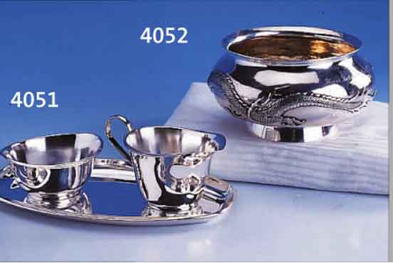 ANBIETSCHALE, JAPAN UM 1905/10, SILBER, MIT UMLAUFENDEM PLAST. WINDDRACHE, GLüCKSYMBOLIK, MIT WIDMUNG DAT. 1926 (SPäTER),STANDRING, ...