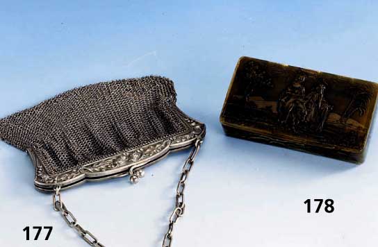 Handtasche, Frankreich um 1900, reiner Jugend- stil, Silber, BÜgel mit zeittyp. Distelde- kor und Ilex, Tragekette, Innenunterteilung, Verschluß ...