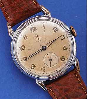 UROFA HERRENARMBANDUHR, ERSTE NACHKRIEGS- KONSTR. KAL. 61, IN GER. STüCKZAHL GEFERT., UM 1946, METALL VERCHR., BER., EDELST.-BODEN U. GLASR. ...