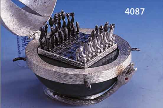 MINIATURSCHACHSPIEL IN KUGEL, 925ER SILBER, KORPUS AVENTURIN, DECKEL MIT SCHARNIER, AUFGELEGTE SCHLANGE ALS BEKRöNUNG UND AUFGE- LEGTE ...
